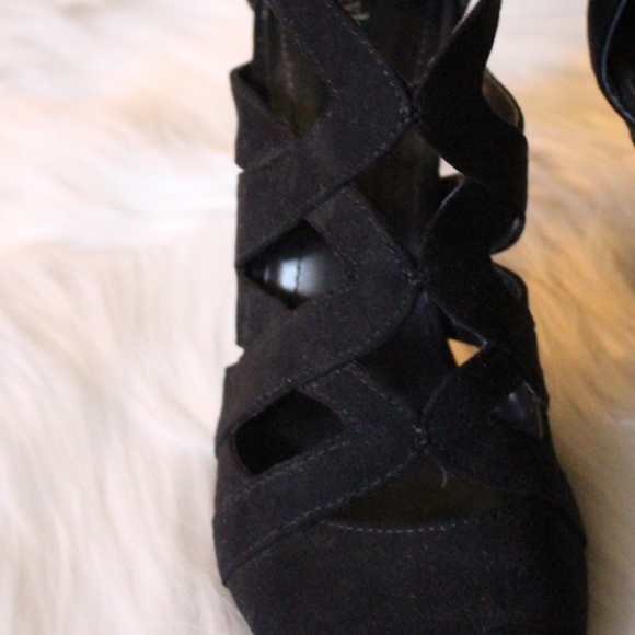 Style & Co. black cut-out  peep heeled shoe. - Picture 3 of 14